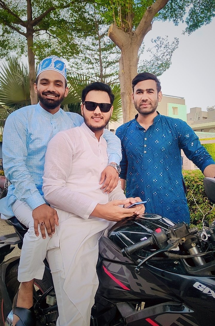 Theashfaque7's tweet photo. Eid Mubarak ❤️
#ashfaqueahmed #theashfaque7
#Eid2023 #eidcollection #friendship #indore https://t.co/F1dsCDSMU9