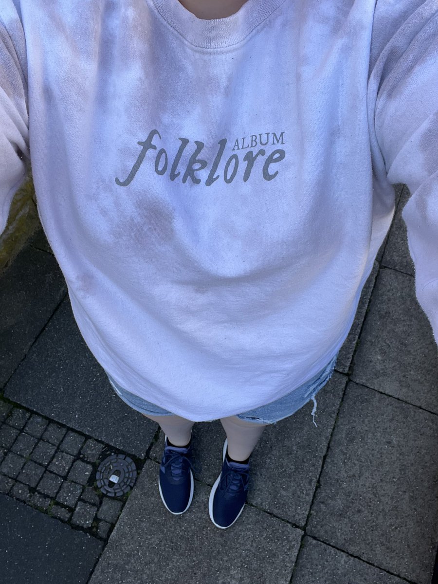 kimlovestay's tweet photo. I’m a moving helper today and I love my outfit 😄 #folklorealbum https://t.co/m3LYXwpXsq