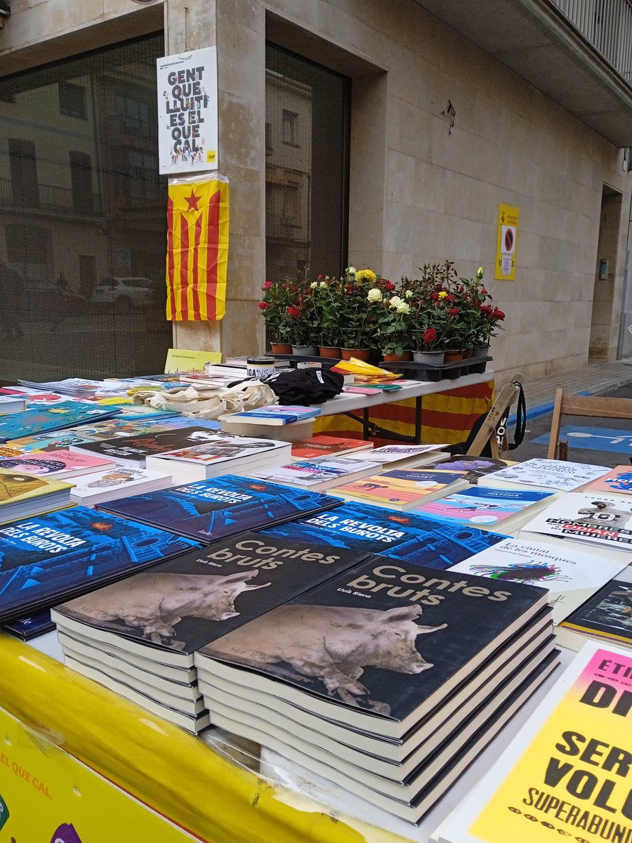 cupartes's tweet photo. Bon Sant Jordi! Ja tenim la paradeta muntada!!!

Entre altres coses... 

Avui donem suport a la #VagaIndefinifa d' @asindicalbages a @Ampans

Trobareu el llibre Contes bruts de LluísRiera @ENeopatria 

I el nou llibre infantil de la @RevoltaBurots https://t.co/cDJU1NxDmh