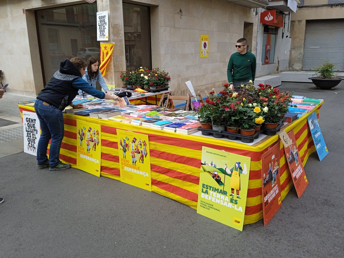 cupartes's tweet photo. Bon Sant Jordi! Ja tenim la paradeta muntada!!!

Entre altres coses... 

Avui donem suport a la #VagaIndefinifa d' @asindicalbages a @Ampans

Trobareu el llibre Contes bruts de LluísRiera @ENeopatria 

I el nou llibre infantil de la @RevoltaBurots https://t.co/cDJU1NxDmh