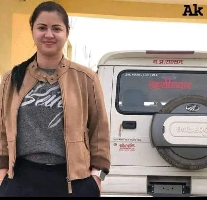 #एक फटी धोती और फटी #कमीज पहने एक  व्यक्ति अपनी 15-16 साल की बेटी के साथ एक बड़े होटल में पहुंचा। उन दोंनो को कुर्सी पर बैठा देख एक #वेटर ने उनके सामने दो #गिलास साफ ठंडे पानी के रख दिए और पूछा- आपके लिए क्या लाना है? 

उस व्यक्ति ने कहा- "मैंने अपनी बेटी को वादा किया था कि यदि