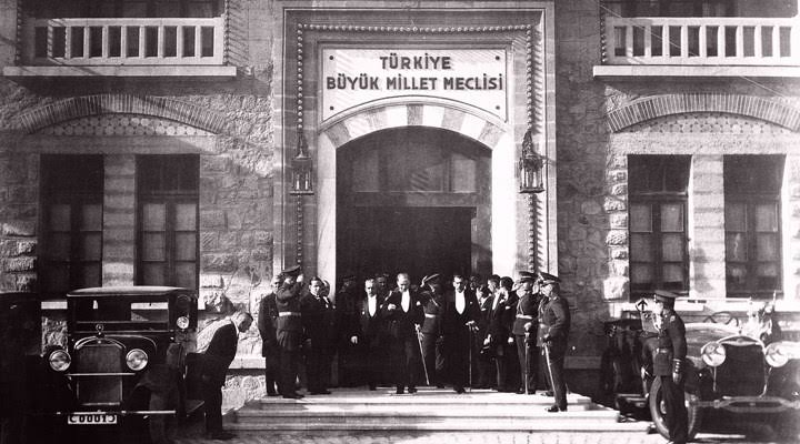 cBALKAR's tweet photo. “23 Nisan, Türkiye milli tarihinin başlangıcı ve yeni bir dönüm noktasıdır. Bütün bir düşmanlık dünyasına karşı ayağa kalkan Türkiye halkının, Türkiye Büyük Millet Meclisi'ni meydana getirmek hususunda gösterdiği harikayı ifade eder.” M.Kemal Atatürk https://t.co/MY60sGg2GF