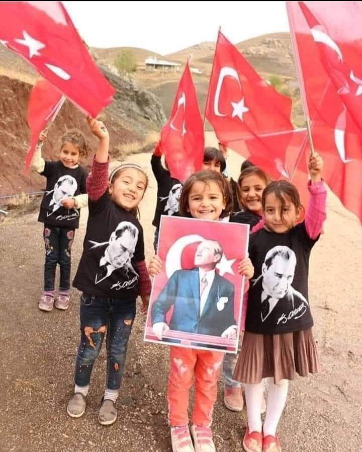 “Sizler hepimizin geleceğin bir gülü 
  Bir yıldız  bir pırıltısısınız 
  Memleketi Asıl Aydınlığa boğacak
          sizlersiniz "
Mustafa Kemal ATATÜRK🇹🇷

Egemenlik Kayıtsız Şartsız Milletindir... 

23 Nisan Ulusal Egemenlik ve Çocuk Bayramımız Kutlu olsun.🇹🇷
#23NisanKutluOlsun