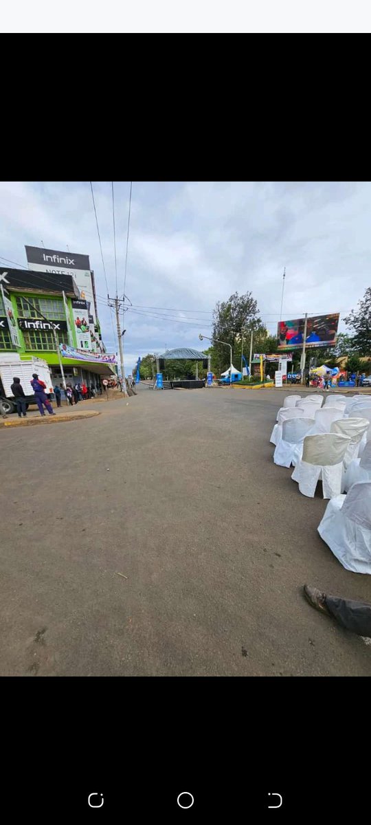 Kirwakibe's tweet image. A very busy highway in Eldoret had to be closed down in order for the locals to watch London Marathon. If this isn't madness, I don't know what it is.