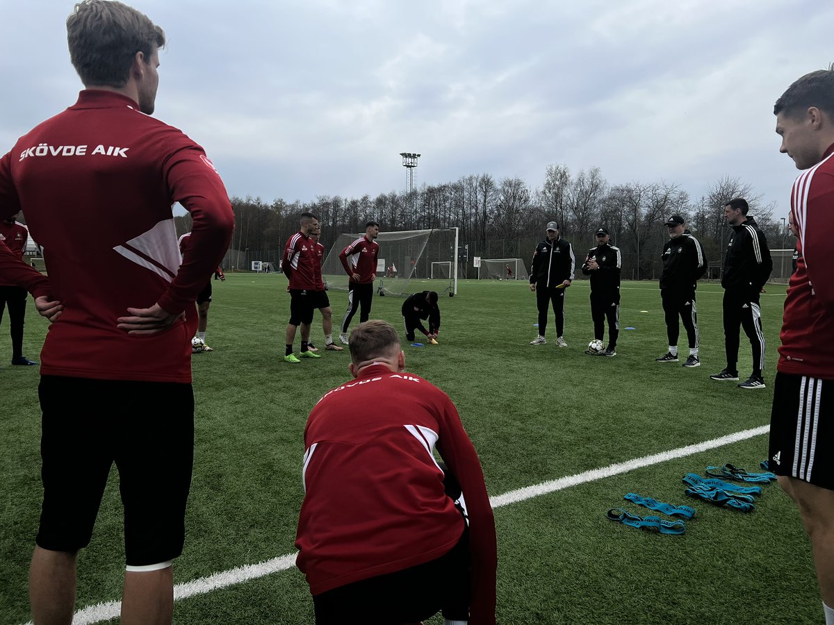 skovdeaik's tweet photo. Dagens träning är igång på Lillegården. Strax innan lunch väntar det avresa till Östersund. 

🔴⚪️ #skovdeaik #superettan https://t.co/L66s5p4djM