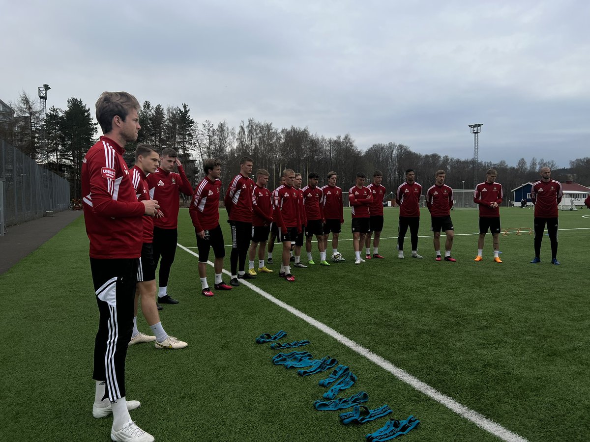 skovdeaik's tweet photo. Dagens träning är igång på Lillegården. Strax innan lunch väntar det avresa till Östersund. 

🔴⚪️ #skovdeaik #superettan https://t.co/L66s5p4djM