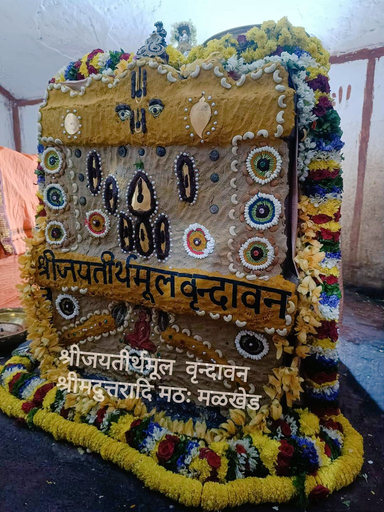 #AkshayaTritiya2023 
#अक्षय_तृतीया 
 Gandhalepana to Shri Jayateertha Moola Vrundavana, Malakhed. 
@sriuttaradimath
#Malakhed #Jayateertha 
#Karnataka
#UttaradiMath
@RTelkur