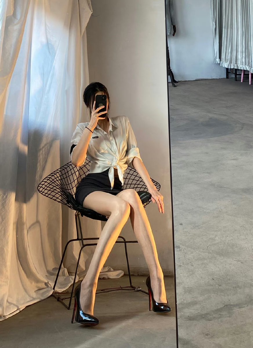 YUCI312's tweet photo. 需要姐姐的腿续命嘛 https://t.co/dwhnyGpnnv