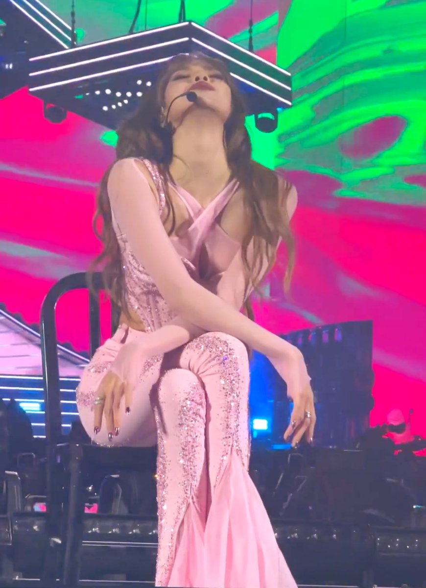 Rosie_PHK's tweet photo. ทุกการmovement แสดงออกมาอย่างลงตัวและแสดงถึงความเป็นมืออาชีพมาก ไม่มีเดทแอร์ ไม่ใช่ท่อนตัวก็ไฮป์คนดูคือในหัวลิซ่าคงทำงานไม่หยุด แต่ละช็อตออกมาได้สมูทมาก ดูจัดแจงผมแต่ละพ้อยท์คือผ่านการคิดครีเอท เก่งมากลูกเอ้ยยยย 

BOSSPINK LISA COACHELLA
#LisachellaReturns https://t.co/NFnSqTeYm7