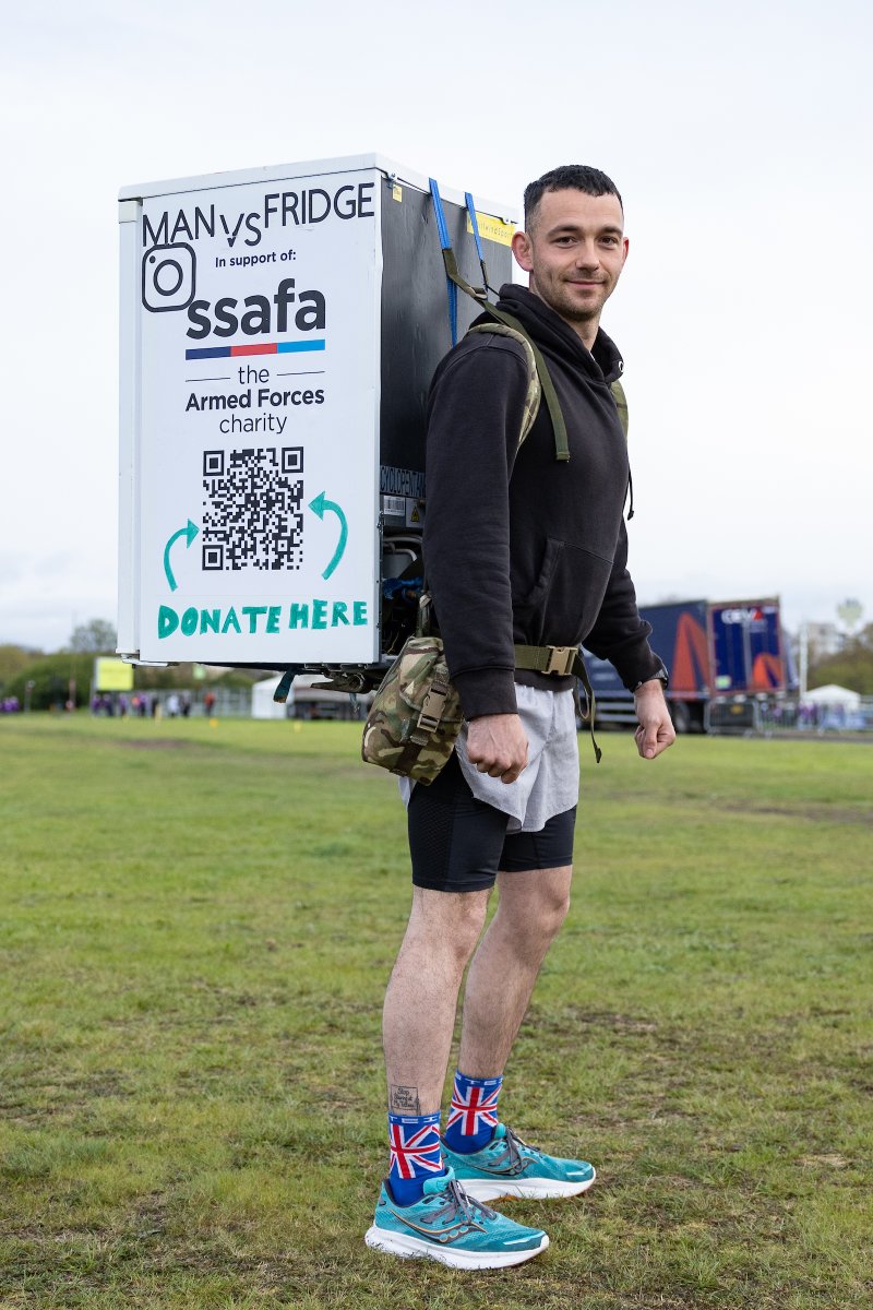 LondonMarathon's tweet image. It's not the London Marathon without someone running 26.2 miles with a fridge on their back. 🤯

Good luck Corporal Sam Hammond! 💪

#LondonMarathon #WeRunTogether