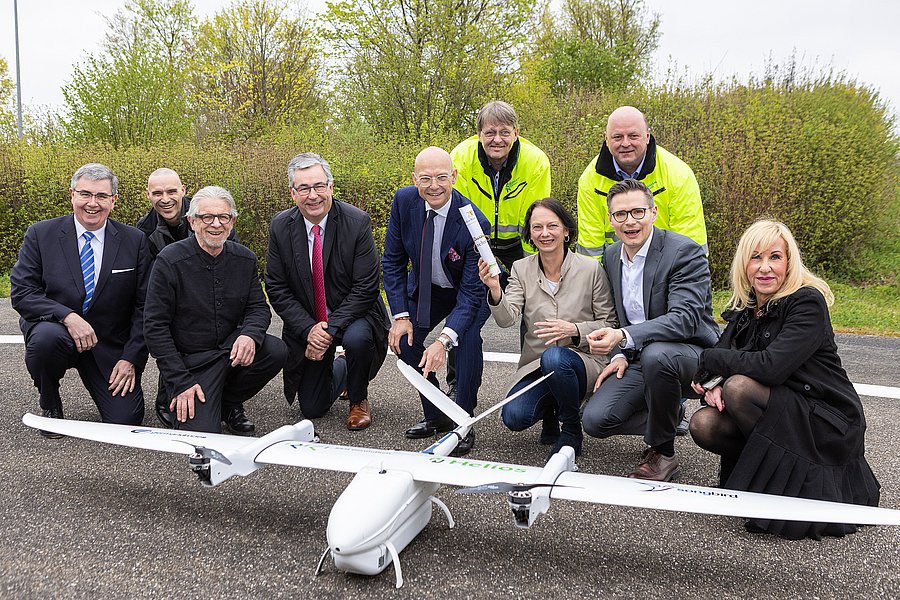 The event where we received the operating license for #BVLOS #drone flights was amazing. We will start the flight operations in the <a href="/Helios_Kliniken/">Helios Gesundheit</a> clinic network in the next weeks. At the start we will fly two routes twice a day. #vtol #drones #medical #logistics #medicine #uas