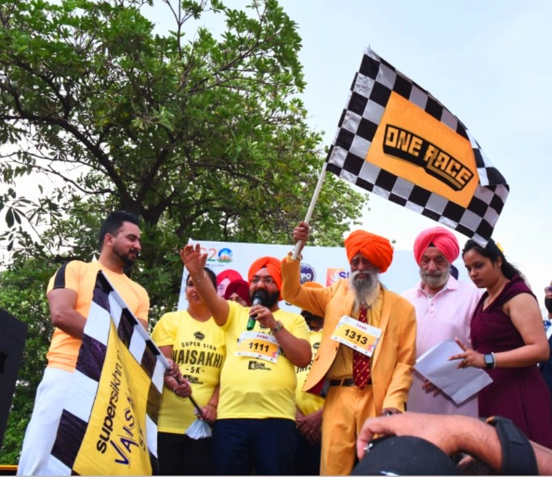 vikramsahney's tweet photo. Proud to have hosted #Baisakhi #SupersikhMarathon at #NewDelhi flagged off by Legendary #Faujasingh 112 years old Ace Marathon Runner from UK #OneHumanOneRace #EarthDay #SayNoToDrugs @wpoindia @sunfoundationIn #Bhangra #SikhMartialArts #BishenSinghBedi @FitIndia https://t.co/3eZyu56XUv