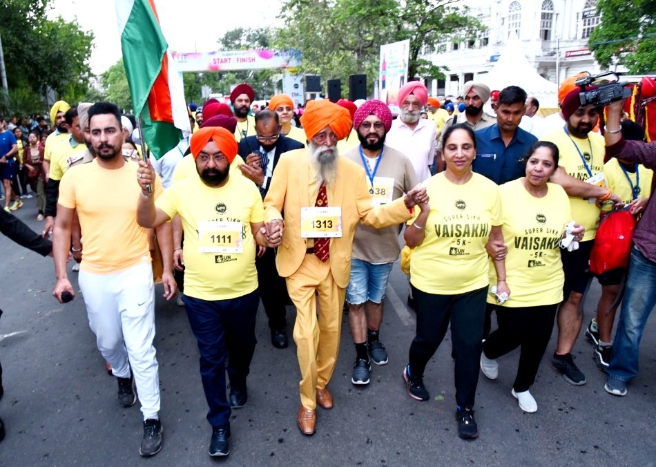 vikramsahney's tweet photo. Proud to have hosted #Baisakhi #SupersikhMarathon at #NewDelhi flagged off by Legendary #Faujasingh 112 years old Ace Marathon Runner from UK #OneHumanOneRace #EarthDay #SayNoToDrugs @wpoindia @sunfoundationIn #Bhangra #SikhMartialArts #BishenSinghBedi @FitIndia https://t.co/3eZyu56XUv