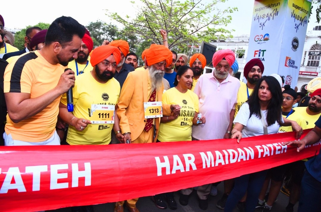 vikramsahney's tweet photo. Proud to have hosted #Baisakhi #SupersikhMarathon at #NewDelhi flagged off by Legendary #Faujasingh 112 years old Ace Marathon Runner from UK #OneHumanOneRace #EarthDay #SayNoToDrugs @wpoindia @sunfoundationIn #Bhangra #SikhMartialArts #BishenSinghBedi @FitIndia https://t.co/3eZyu56XUv