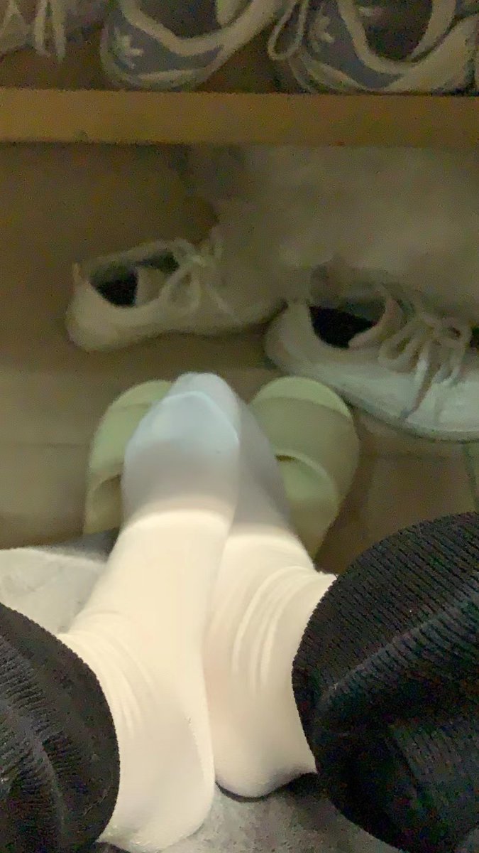 胡哥街拍
验证了一个大一妹子，广东地区，可以出原味，拍足控福利，袜子30一双，要加微信50
#原味 #大学生 #福利 #足控