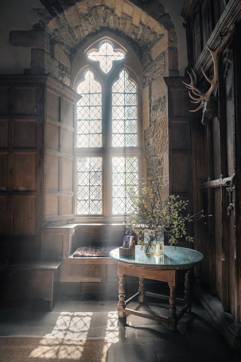 peaklass1's tweet photo. This is my favourite spot in the Medieval Banqueting Hall at Haddon Hall, where the sun pours through the old panes and throws shadows onto the stones - an apt shot for a Sunday, and also to tell you that next week I will be selling my wares at the Gatehouse Gift Shop at Haddon. https://t.co/GAnXDcPoEx