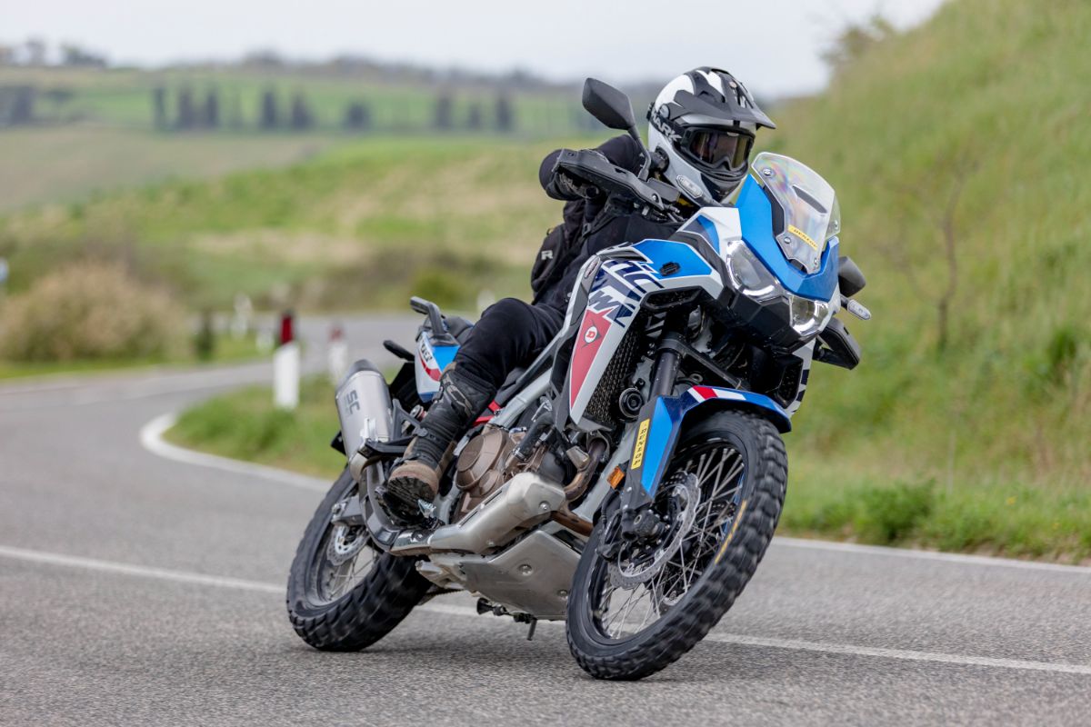 carolenashbikes's tweet photo. Is @DunlopMoto's new 50/50 tyre the perfect all rounder? 🤔

We put the Trailmax Raids to the test on and off road! 👉 https://t.co/nuKOElofIT

#Dunlop #motorcycles #ukbikers https://t.co/kuhuDD0z4w