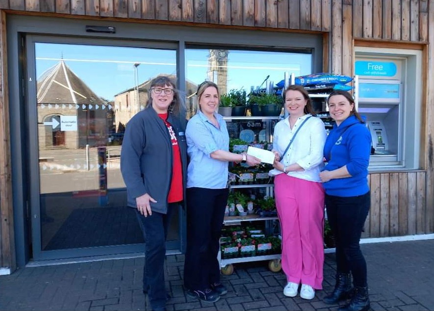 CoopSandra's tweet image. Lynsey from the store and I were delighted to hand over a Community Donation cheque for £150 to Jen and Julie from Airth PTA!
#LocalGroups
#ItsWhatWeDo
@coopuk
@derek_coop @Tom_MPM