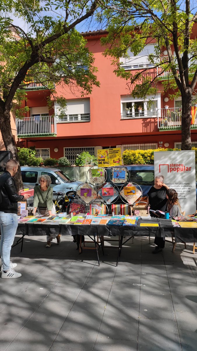ateneusalt's tweet photo. Ja tenim la parada de #SantJordi2023 apunt!
Amb llibres de @viruseditorial i productes de entitats i projectes Ateneu i @somdesalt
Bona diada!
#cosidoresDeSalt #salt #dota #comuCleta https://t.co/dkwGkwIAD7