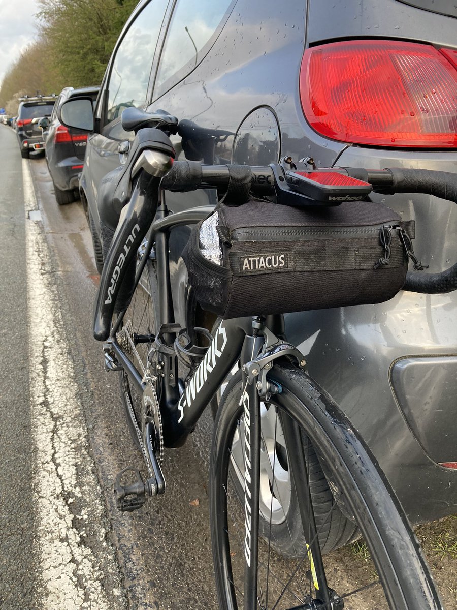 Dirtywknd's tweet photo. Aero frame and handlebar bag. Come @ me 💁‍♂️

@AttacusCycling 👌
@LiegeBastogneL #LBL2023 https://t.co/TK9M5FmyuS