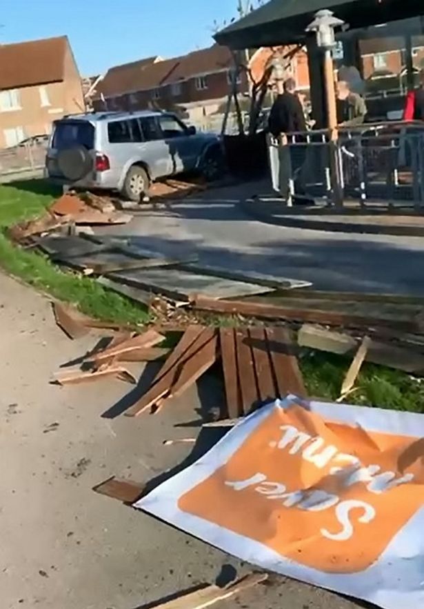 truckerworld's tweet photo. Jeep crashes into Yorkshire McDonald's drive-thru
🔗 https://t.co/jEcN23QWqN
#Many #Media #North #Rescue #RTA #Selby #Sheffield #ThreeLakes https://t.co/wWW6Lal3Qw