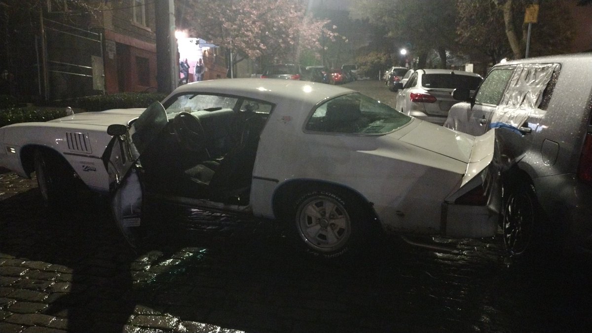 seattlesaltiest's tweet photo. WTF is going on?? No one in the car, door wide open, it's backed and smashed into that Scion...🤔 #Seattle #idiotsincars #Seattledrivers #drivesafe #cantparkthere
1400 block of Summit Ave https://t.co/KWXV303dbO
