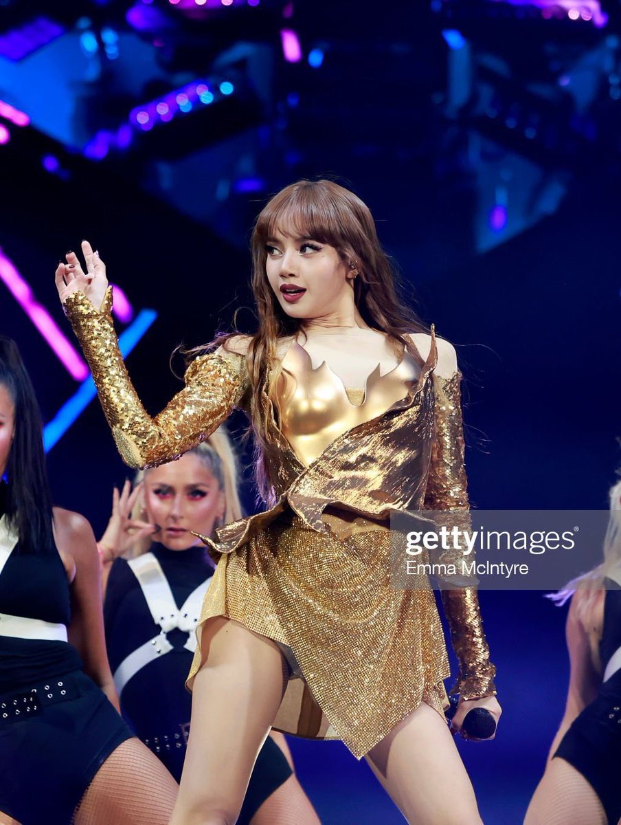 ThapakonApec's tweet photo. ตำนานกับสุดสีทองเขา ได้เกิดขึ้นอีกครั้ง
 BOSSPINK LISA COECHELLA
 #LisachellaReturns https://t.co/1Te12eaLFv