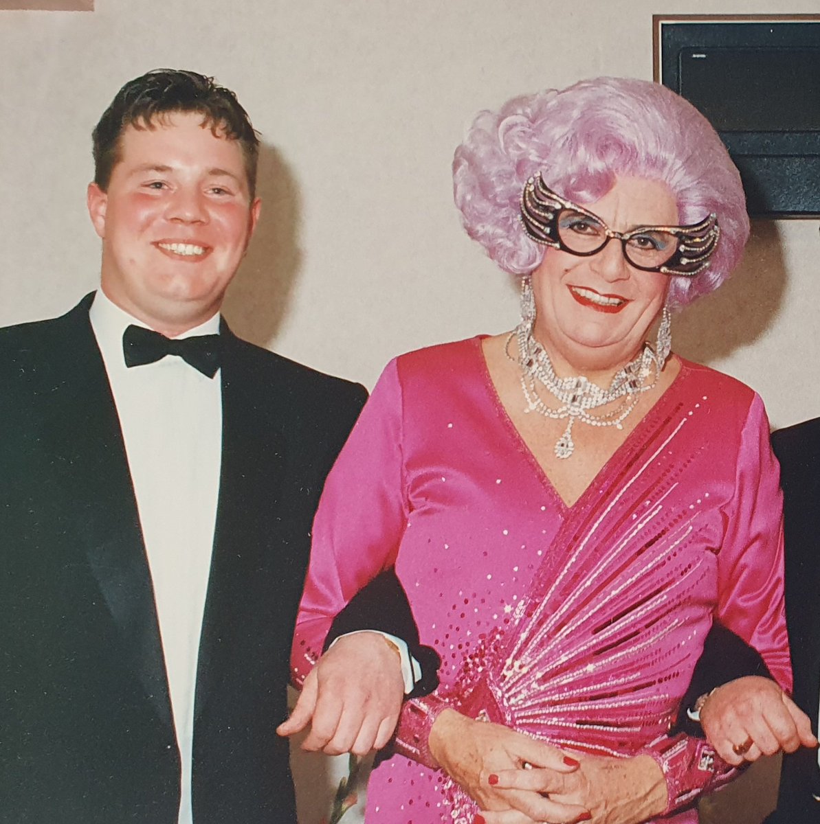 'Hello Dalings'
As good a time as any to post this.
I was 24-25 working in a cabaret club called the Curcus Tavern, in Essex when 'cabaret' was just ceasing to be a thing.

#90s #ripbarryhumphries #dameedna #hellodarlings