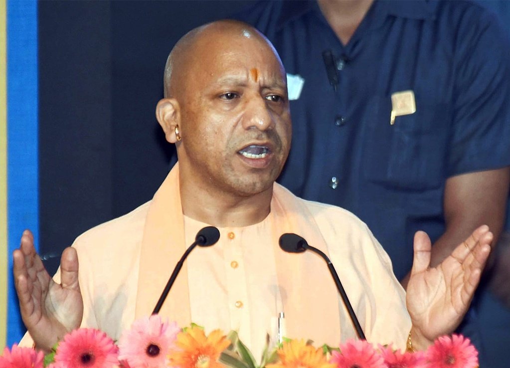 KhurshidRabbany's tweet photo. . @CMOfficeUP @myogiadityanath जी कह रहे हैं कि ईद पर कोई दंगा नहीं हुआ क्योंकि अब क़ानून का राज है!
योगी जी क्या #रामनवमी पर क़ानून का राज नहीं था?
क्या #हनुमान_जयंती पर भी क़ानून का राज नहीं था?
देश के सभी राज्यों में अमन से ईद मनाई गई, क्या इसका श्रेय भी आप ही लेंगे?
क्या आपसे पहले भी कभी (एकाध घटना को छोडकर) #EidUlFitr पर दंगे हुए?
जानते हैं ईद-बकरीद पर क्यूं अमन शांति क़ायम रहती है?
क्यूंकि, समुदाय विशेष के लोग घरों से तलवार, बंदूकें, कट्टे, पिस्टल, चाकू या लाठी-डंडे लेकर नहीं निकलते, न ही वे दूसरों के धार्मिक स्थलों पर जा कर भड़काऊ नारे लगाते, न वे अन्य धार्मिक स्थलों के सामने तेज़ आवाज़ में DJ बजा एवं डांस कर उन्हें उकसाने का काम करते और न ही वे संगठित रूप से (जैसा कि कई राज्यों की जांच में सामने आया है) दंगों की योजना बना कर त्यौहार मनाने निकलते हैं इसलिए अमन-शांति रहती है!
वैसे, दंगों के पीछे की सच्चाई से आप भलीभांति वाक़िफ हैं..!!
आप अच्छे शासक हैं, सूबे में "लॉ एण्ड ऑर्डर" को मेंटेन करने की कोशिश में लगे हैं लेकिन, हर बात, हर घटना और हर दंगे के लिए समुदाय विशेष को दोषी ठहराने की मानसिकता से बाहर निकलना होगा🙏