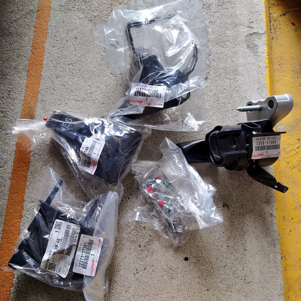 pstudio2525's tweet photo. ハチゴーのエンジンマウント買ったけどいつ交換しようかな〜
エンジンかけるたびにゴトゴト音がするし不快p
そういえばレクサスのエンジンマウント交換の動画作ってなかった( ̄▽ ̄;)
#ZRR85 https://t.co/BTRMioHQwF