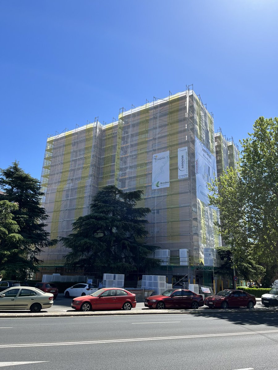 Avanzamos con la reforma de envolvente de este edificio en Fuenlabrada. Incorporación de SATE de 10cm de espesor e impermeabilización nueva de cubierta. Hemos realizado el proyecto y ahora estamos realizando la dirección de obra.
#aparejador #arquitectotecnico #rehabilitacion