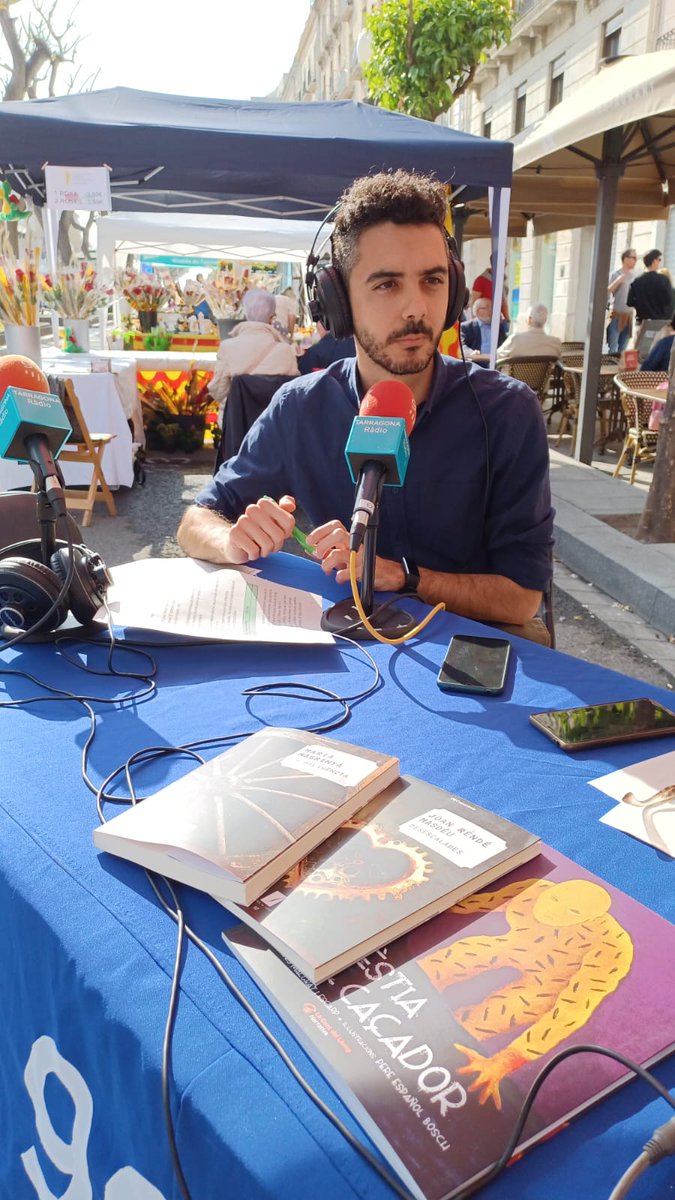 tarragonaradio's tweet photo. 🌹Comença la programació especial de #SantJordi2023 

Estem a la Rambla Nova amb Méndez Núñez. Vine i emporta't un llibre!📚

🎙️Núria Cartanyà i @atejedera

📱https://t.co/y6RaBaPP2b
📻96.7FM https://t.co/fnjiEu89l4