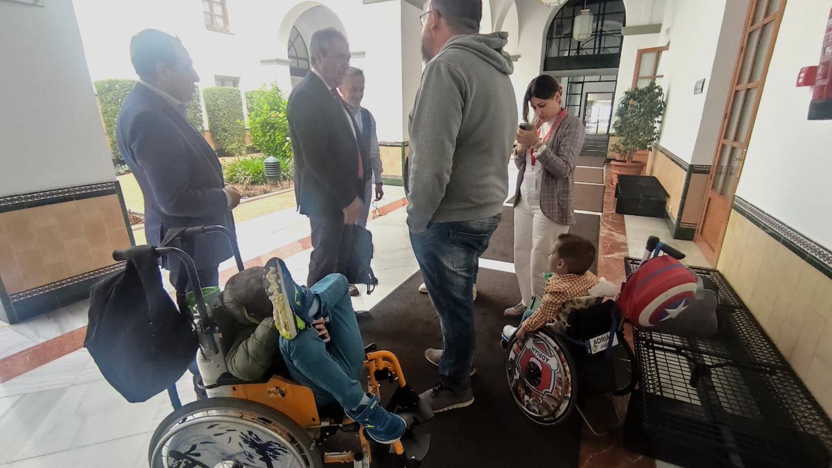 ¿Es posible que alguien del Gobierno del Sr. Moreno cumpla su compromiso con las familias de Abel y Adrián, los niños de Marchena y Herrera que siguen esperando una solución para ejercer su derecho a la educación?

Empieza a sernos familiar que digan una cosa y hagan otra.
