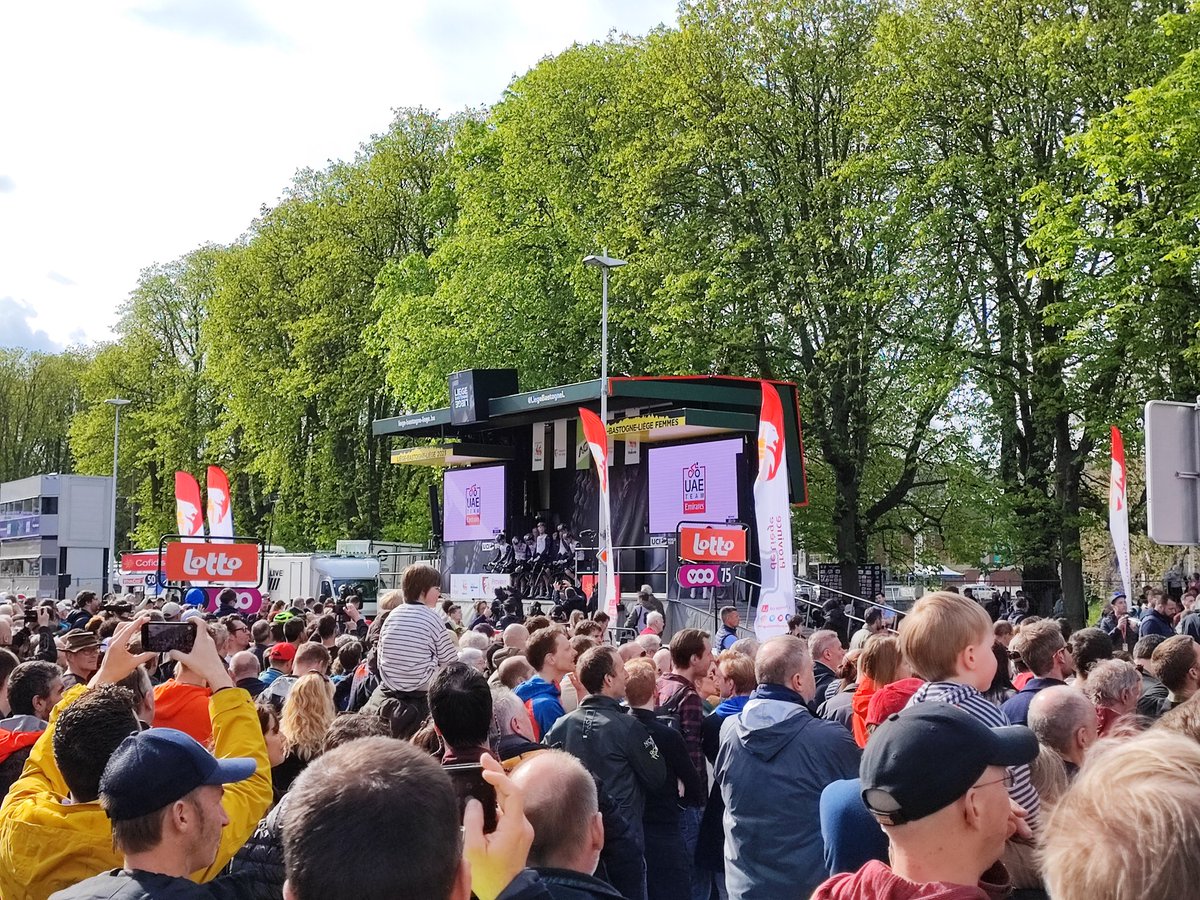 #LiegeBastogneLiege in množica kolesarskih navdušencev čaka na predstavo <a href="/TamauPogi/">Tadej Pogačar</a>! Mu lahko uspe še tretja zmaga v Ardenih v enem tednu? Še 258 km do odgovora. <a href="/Val202/">Val 202</a>