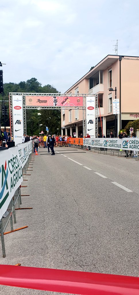 Partiva oggi da #Monteortone, frazione di #AbanoTerme #Padova la mezza maratona di #PadovaMarathon. 
Il comitato di cittadini ne ha approfittato per far sentire la sua voce. Chiedono rispetto per il fragile equilibrio del territorio e del parco dei #ColliEuganei  #bastacemento.