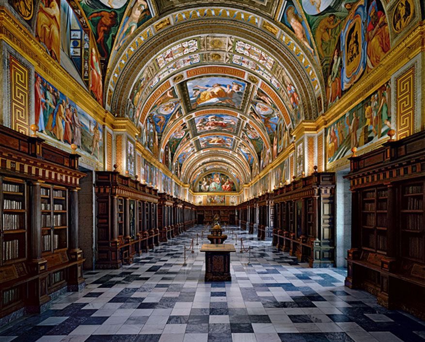 AliciaMimundo's tweet photo. #DiadelIdiomaEspanol 

“En algún lugar de un libro hay una frase esperándonos para darle un sentido a la existencia"

—Miguel de Cervantes 

Biblioteca Monasterio de El Escorial, Madrid, #España https://t.co/V1TmJAO3CG