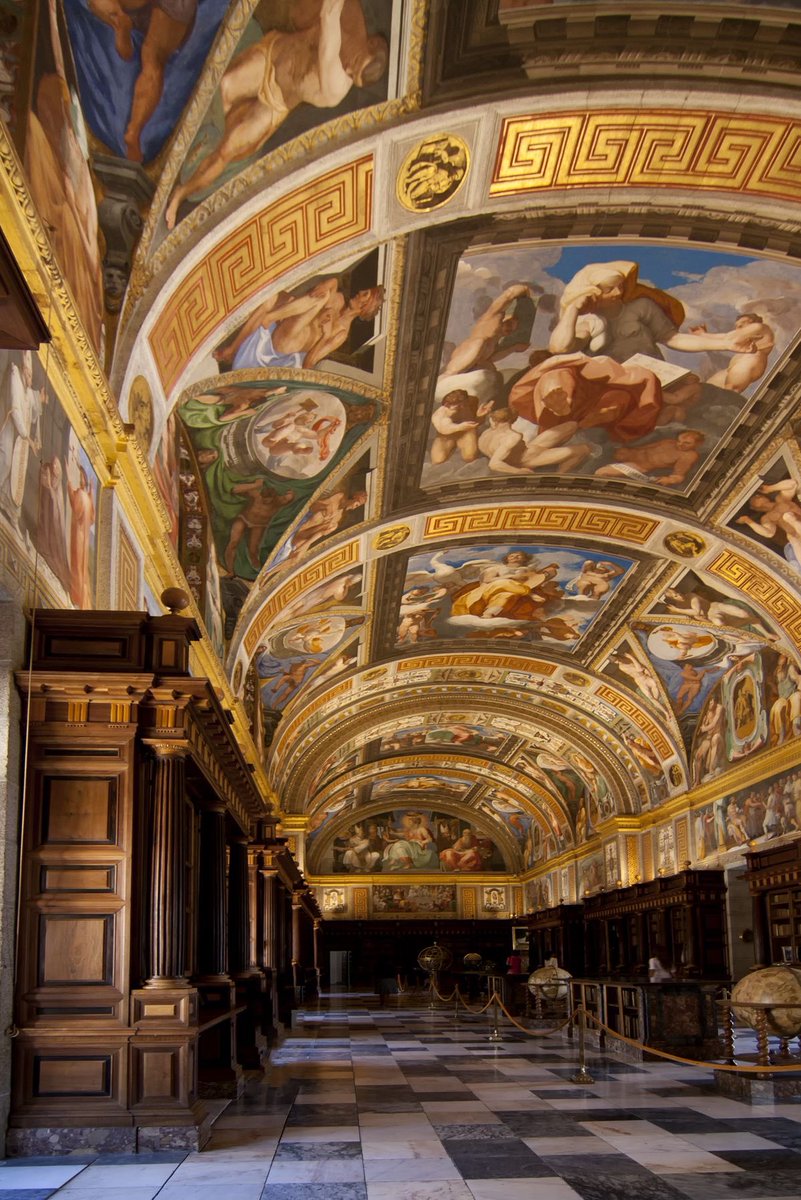 AliciaMimundo's tweet photo. #DiadelIdiomaEspanol 

“En algún lugar de un libro hay una frase esperándonos para darle un sentido a la existencia"

—Miguel de Cervantes 

Biblioteca Monasterio de El Escorial, Madrid, #España https://t.co/V1TmJAO3CG