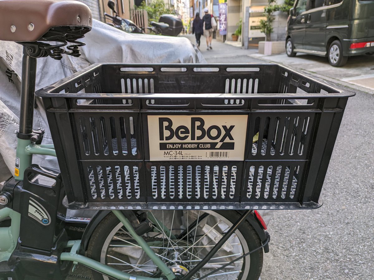 andrewthegaul's tweet image. #BeOS storage sighting along Hiroo walking street. @gassee @haikuOS #BeBox #BrandNecrophilia