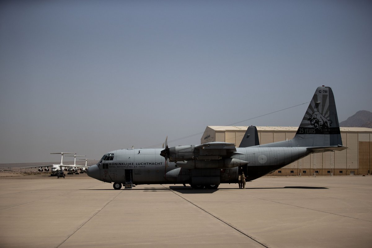 Defensie's tweet photo. Vandaag start een internationale evacuatieoperatie in Sudan. Nederland neemt deel. Vanwege de veiligheidssituatie worden er nog geen details over de operatie gedeeld. Heb je vragen over de situatie in Sudan? Lees: https://t.co/jnz7Ql1gvf https://t.co/9MYcJ3Sd2i