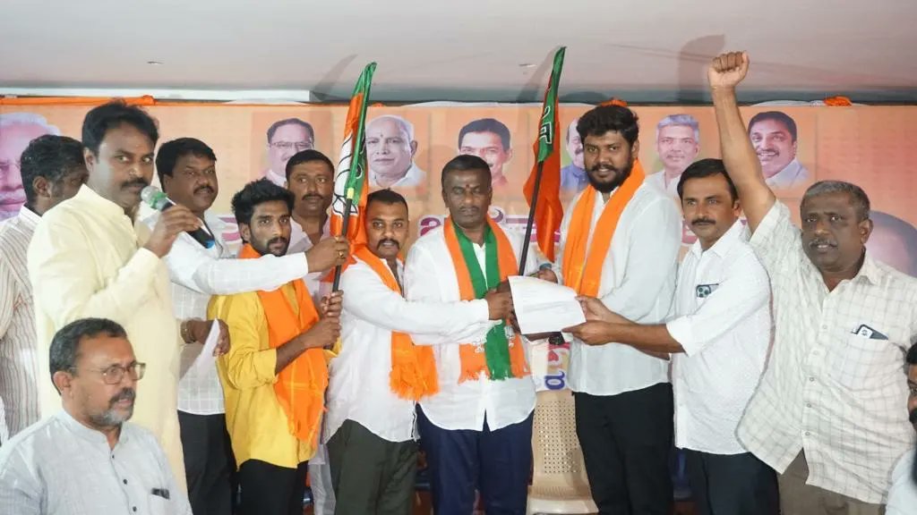 Csrinivas_BJP's tweet photo. ಭಾರತೀಯ ಜನತಾ ಪಾರ್ಟಿ ಅತ್ತಿಬೆಲೆ, ಆನೇಕಲ್, ಸರ್ಜಾಪುರ ಮಂಡಲಗಳ ಚುನಾವಣಾ ಕಾರ್ಯಾಲಯವನ್ನು   ಉದ್ಘಾಟಿಸಲಾಯಿತು. 1/2 https://t.co/kbmrOYERQN