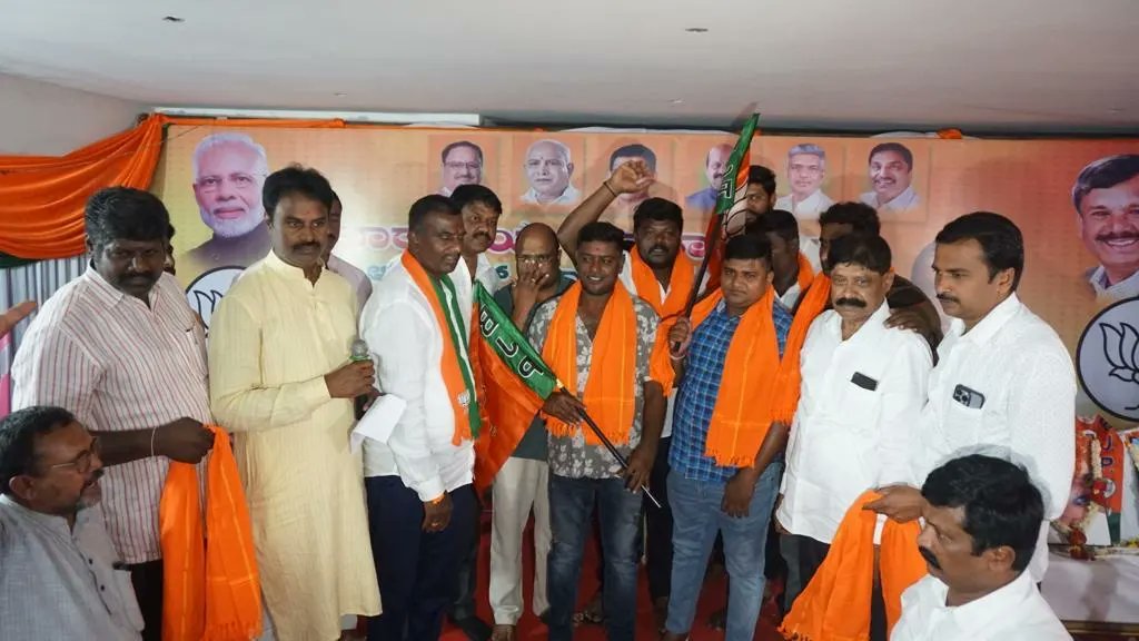 Csrinivas_BJP's tweet photo. ಭಾರತೀಯ ಜನತಾ ಪಾರ್ಟಿ ಅತ್ತಿಬೆಲೆ, ಆನೇಕಲ್, ಸರ್ಜಾಪುರ ಮಂಡಲಗಳ ಚುನಾವಣಾ ಕಾರ್ಯಾಲಯವನ್ನು   ಉದ್ಘಾಟಿಸಲಾಯಿತು. 1/2 https://t.co/kbmrOYERQN