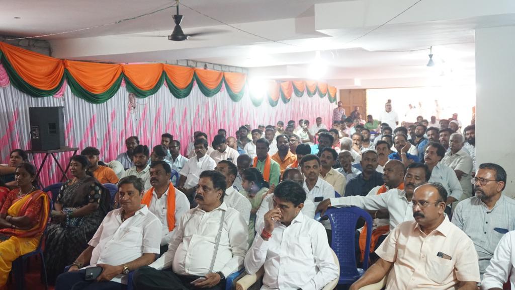 Csrinivas_BJP's tweet photo. ಇದೇ ವೇಳೆ ಬಿಜೆಪಿ ತತ್ವ ಸಿದ್ದಾಂತಗಳನ್ನು ಮೆಚ್ಚಿ ಇತರೆ ಹಲವು ಮುಖಂಡರು ಬಿಜೆಪಿ ಪಕ್ಷಕ್ಕೆ ಸೇರ್ಪಡೆಗೊಂಡರು. 
ನಮ್ಮೊಂದಿಗೆ ಬಿಜೆಪಿ ಪಕ್ಷದ ಜಿಲ್ಲಾ ಹಾಗೂ ತಾಲ್ಲೂಕು ಮಟ್ಟದ ಪದಾಧಿಕಾರಿಗಳು, ಬಿಜೆಪಿ ಮುಖಂಡರು ಹಾಗೂ ಕಾರ್ಯಕರ್ತರು ಉಪಸ್ಥಿತರಿದ್ದರು. 2/2 https://t.co/YftOjOlUxs