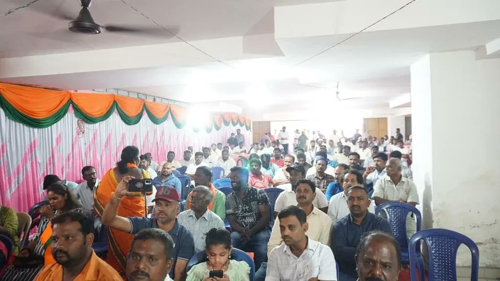Csrinivas_BJP's tweet photo. ಇದೇ ವೇಳೆ ಬಿಜೆಪಿ ತತ್ವ ಸಿದ್ದಾಂತಗಳನ್ನು ಮೆಚ್ಚಿ ಇತರೆ ಹಲವು ಮುಖಂಡರು ಬಿಜೆಪಿ ಪಕ್ಷಕ್ಕೆ ಸೇರ್ಪಡೆಗೊಂಡರು. 
ನಮ್ಮೊಂದಿಗೆ ಬಿಜೆಪಿ ಪಕ್ಷದ ಜಿಲ್ಲಾ ಹಾಗೂ ತಾಲ್ಲೂಕು ಮಟ್ಟದ ಪದಾಧಿಕಾರಿಗಳು, ಬಿಜೆಪಿ ಮುಖಂಡರು ಹಾಗೂ ಕಾರ್ಯಕರ್ತರು ಉಪಸ್ಥಿತರಿದ್ದರು. 2/2 https://t.co/YftOjOlUxs