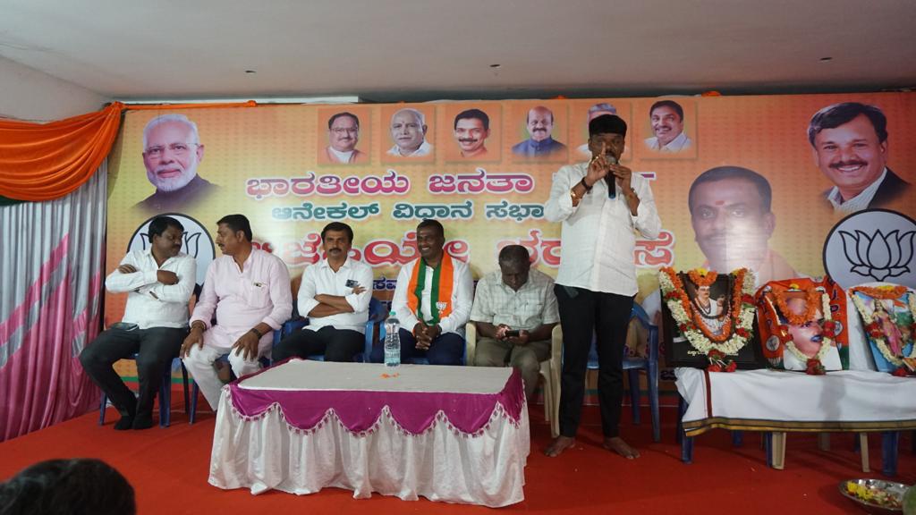 Csrinivas_BJP's tweet photo. ಇದೇ ವೇಳೆ ಬಿಜೆಪಿ ತತ್ವ ಸಿದ್ದಾಂತಗಳನ್ನು ಮೆಚ್ಚಿ ಇತರೆ ಹಲವು ಮುಖಂಡರು ಬಿಜೆಪಿ ಪಕ್ಷಕ್ಕೆ ಸೇರ್ಪಡೆಗೊಂಡರು. 
ನಮ್ಮೊಂದಿಗೆ ಬಿಜೆಪಿ ಪಕ್ಷದ ಜಿಲ್ಲಾ ಹಾಗೂ ತಾಲ್ಲೂಕು ಮಟ್ಟದ ಪದಾಧಿಕಾರಿಗಳು, ಬಿಜೆಪಿ ಮುಖಂಡರು ಹಾಗೂ ಕಾರ್ಯಕರ್ತರು ಉಪಸ್ಥಿತರಿದ್ದರು. 2/2 https://t.co/YftOjOlUxs