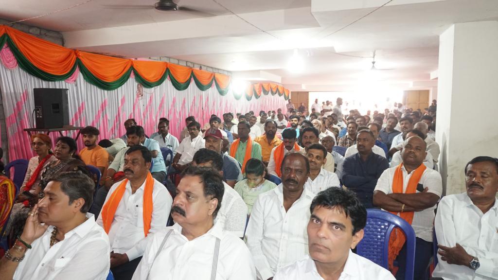 Csrinivas_BJP's tweet photo. ಇದೇ ವೇಳೆ ಬಿಜೆಪಿ ತತ್ವ ಸಿದ್ದಾಂತಗಳನ್ನು ಮೆಚ್ಚಿ ಇತರೆ ಹಲವು ಮುಖಂಡರು ಬಿಜೆಪಿ ಪಕ್ಷಕ್ಕೆ ಸೇರ್ಪಡೆಗೊಂಡರು. 
ನಮ್ಮೊಂದಿಗೆ ಬಿಜೆಪಿ ಪಕ್ಷದ ಜಿಲ್ಲಾ ಹಾಗೂ ತಾಲ್ಲೂಕು ಮಟ್ಟದ ಪದಾಧಿಕಾರಿಗಳು, ಬಿಜೆಪಿ ಮುಖಂಡರು ಹಾಗೂ ಕಾರ್ಯಕರ್ತರು ಉಪಸ್ಥಿತರಿದ್ದರು. 2/2 https://t.co/YftOjOlUxs