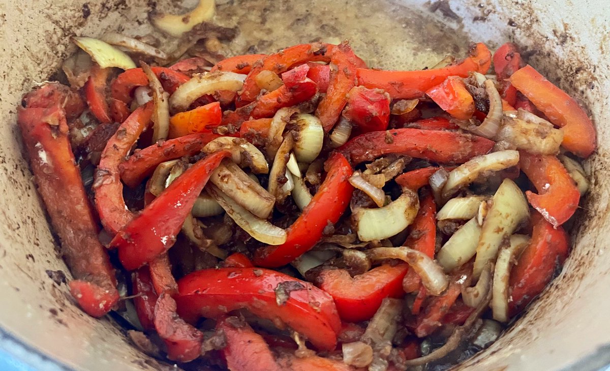 joukesp's tweet photo. #MiseEnPlace #SundayLunch #GoulashStew #WithATwist
Prepping Sunday lunch &amp; it’s all happily stewing away.
Hope my friend @JPieters1976 doesn’t get a seizure when I tell him I used white rum because I unexpectedly ran out of gin.
Mind you, I already tasted. It’s going to be great! https://t.co/f4vHjRZ8Mh