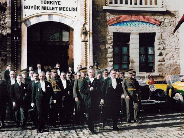 ridvanndilmec's tweet photo. Saygı olsun bu çelik atlıların gök tuğuna. Tuğu kaldırmış olan orduların Başbuğuna.

Yaşasın 23 Nisan.

#23Nisan https://t.co/tJZL0nYqq2