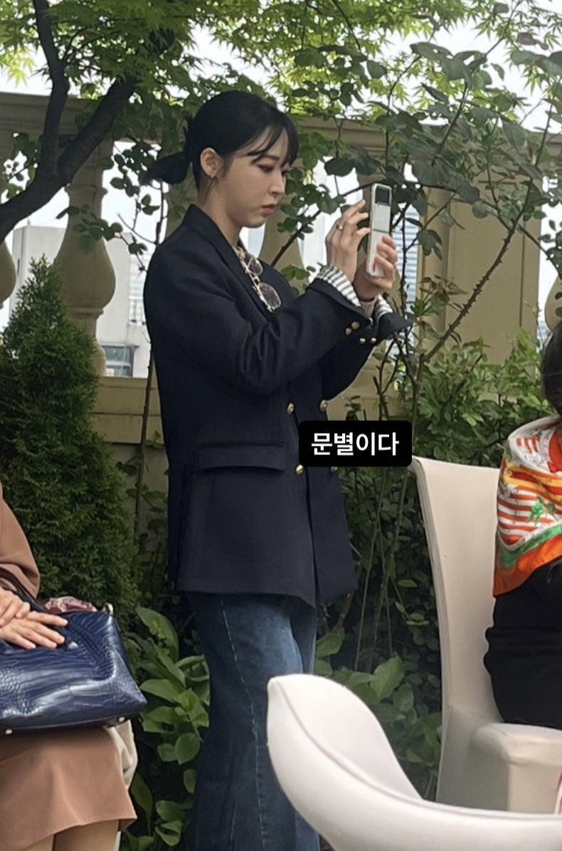 KIWIBYULIE's tweet photo. solar and moonbyul attended yonghee’s wedding (solar’s sister)

congratulations yonghee 👰‍♀️❤️ https://t.co/faJ0rCAOy0