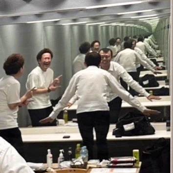 ジョイマンの楽屋が合わせ鏡の影響で不思議な空間に