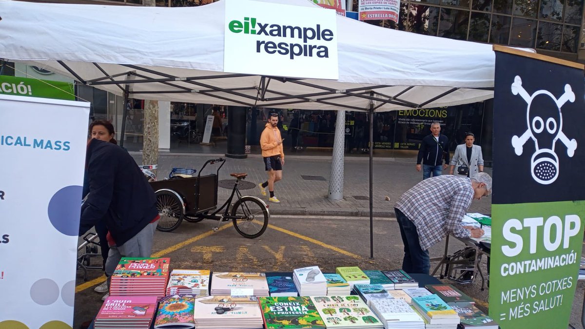 lacanibalpiula's tweet photo. També tenim paradeta amb Eixample Respira a Diputació amb Rambla Catalunya. Gràcies, companyis!
#eixamplerespira
#SantJordi2023 https://t.co/Edkgc1mX8Q